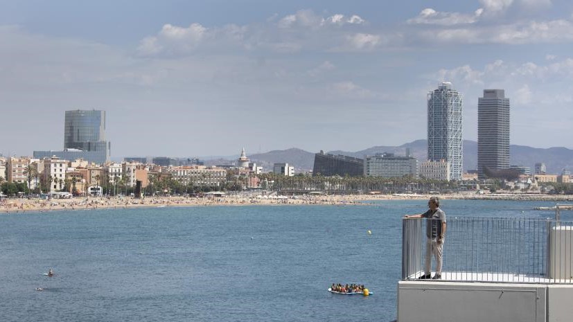 Barcelona abre un mirador sobre el mar que une la playa y la nueva bocana